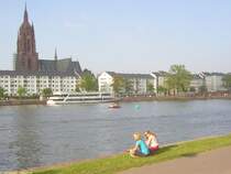 Frankfurt am Main, Blick vom s�dlichen Mainufer auf den Kaiserdom St. Bartholom�us ,das gr��te Gotteshaus der Stadt, ehemalige Pfalzkapelle und Stiftskirche, am 26.08.2007 aufgenommen.