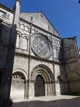 Cognac, Kirche Saint-Lger, dreigeschossige romanische Fassade mit Archivoltenportal, erbaut im 13. Jahrhundert (15.07.2017)