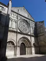 Cognac, Kirche Saint-L�ger, dreigeschossige romanische Fassade mit Archivoltenportal, erbaut im 13. Jahrhundert (15.07.2017)