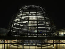 Blick auf die neue Kuppel des Reichstagsgebudes im Berliner Stadtteil Tiergarten. (Oktober 2013)