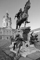 Das Reiterstandbild des Groen Kurfrsten zu Ehren Friedrich Wilhelms im Ehrenhof von Schloss Charlottenburg. (Berlin, Oktober 2013)