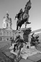 Das Reiterstandbild des Gro�en Kurf�rsten zu Ehren Friedrich Wilhelms im Ehrenhof von Schloss Charlottenburg. (Berlin, Oktober 2013)