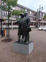 Oldenzaal, Denkmal f�r Toon und Karel Borghuis vor dem Rathaus am Ganzenmarkt (22.07.2017)