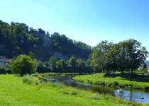 Mhlacker, die Enz mit der Ruine der Burg Lffelstelz, stammt aus dem 12.-13.Jahrhundert, Aug.2017
