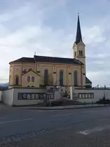 Chieming, Pfarrkirche Maria Himmelfahrt, kreuzgew�lbter Saalbau mit halbrunder Apsis, erbaut von 1882 bis 1883 durch Johann Marggraff im neuromanischen Stil (26.02.2017)