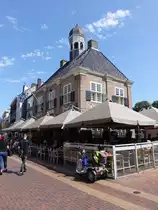 Almelo, altes Rathaus in der Grote Straat, erbaut 1690 mit Glockent�rmchen (22.07.2017)