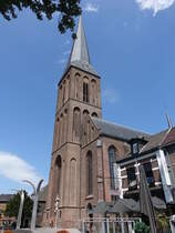 Hengelo, neugotische kath. St. Lambertus Kirche, erbaut von 1889 bis 1890 (22.07.2017)
