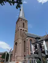 Hengelo, neugotische kath. St. Lambertus Kirche, erbaut von 1889 bis 1890 (22.07.2017)