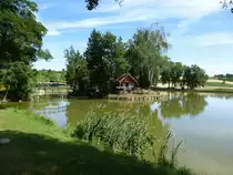 Eschenzweiler, Dorfteich mit Insel und Domizil des Fischh�ndlers, Juli 2017