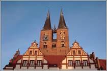 Die Giebel des Stendaler Rathauses werden von den T�rmen de Marienkirche �berragt. 10.02.2008