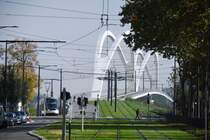 STRASBOURG (Dpartement du Bas-Rhin), 14.10.2017, Blick von der Rue Migneret auf die Pont Beatus Rhenanus, die seit April 2017 einen bergang ins deutsche Kehl fr Straenbahnen, Fugnger und Radfahrer bietet