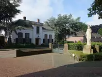 Raalte, kath. Pfarrhaus und Statue in der Kerkstraat (23.07.2017)