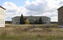 ehemalige Artillerie-Kaserne Eggesin-Karpin - Blick auf Gebude 058 durch den Zaun, 21.10.2017