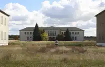 ehemalige Artillerie-Kaserne Eggesin-Karpin - Blick auf Geb�ude 058 durch den Zaun, 21.10.2017