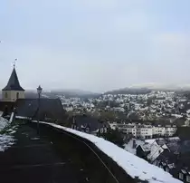DILLENBURG MIT SCHLOSSKIRCHE/EV. STADTKIRCHE
Vom Schlossberg geht am 2.12.2017 der Blick �ber die ab 1490 am Steilhang des Dillenberges �ber der
Grablege der Ahnen des Niederl�ndischen K�nigshauses errichtete EV. STADTKIRCHE....
Zahlreiche Mitglieder des Hauses NASSAU sind hier beigesetzt....