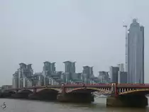 Die Vauxhall-Br�cke und dahinter das Hochhaus St. Georges Wharf im Londoner Stadteil Lambeth. (M�rz 2013)