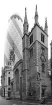 Die Kirche St. Andrew Undershaft und das Hochhaus  The Gherkin  in London. (Mrz 2013)