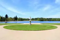 Schaut man vom Schloss Rheinsberg aus in Richtung Westen, erstreckt sich am Schlossgarten der Grienericksee und l�dt zum Verweilen ein. [11.5.2017 | 13:06 Uhr]
