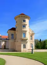 Blick auf den S�dturm des Schlosses Rheinsberg am Schlossgarten. [11.5.2017 | 14:33 Uhr]