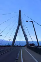 Blick auf den Pylon der Berliner Br�cke in Halle (Saale) bei wenig Verkehr am sp�ten Nachmittag. [31.10.2017 | 16:18 Uhr]