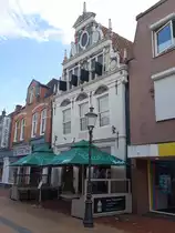 Coevorden, Haus Friesestraat 9 mit Fassade von 1631 im fl�mischen Renaissancestil (23.07.2017)