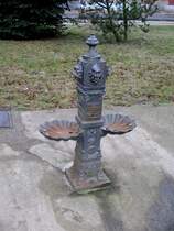 Dieser kunstvoll gearbeitete gusseiserne Brunnen steht auf dem Gel�nde des Bahnhof Klasterec nad Ori, 02.02.08