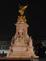 Das Queen Victoria Denkmal am Buckingham-Palast bei Dunkelheit. (London, M�rz 2013)
