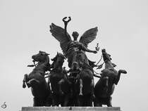 Die Bronzequadriga auf dem  Triumphbogen  Wellington Arch  ist die grte Bronzeplastik in Europa. (London, Mrz 2013)