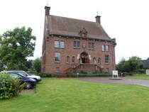 Grouw, altes Rathaus, erbaut 1940 durch Architekt A. Kropholler, Fassade mit friesischen Sprchen und Sinnbildern (25.07.2017)