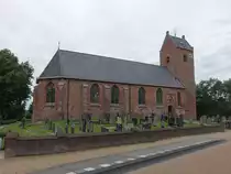 Kollumerzwaag, niederl. Ref. Kirche, erbaut im 12. Jahrhundert mit sp�tgotischen Eing�ngen (25.07.2017)