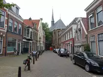 Leeuwarden, H�user am Platz Bij de Put, dahinter Grote oder Jacobijnerkerk, Kirche erbaut im 13. Jahrhundert (25.07.2017)