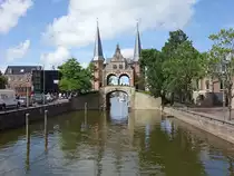 Sneek, Waterpoort, erbaut 1613 mit 2 achteckigen Verteidigungst�rmen zu beiden Seiten einer �berbauten Br�cke (26.07.2017)