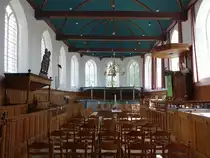 Sloten, Innenraum der niederl. Ref. Kirche mit reich geschm�ckter Kanzel (26.07.2017)