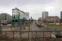 Blick auf die B 170 neben dem Wiener Platz samt Geb�ude der HypoVereinsbank Prager Stra�e in Dresden. Aufgenommen von Dresden Hbf. [16.12.2017 | 11:43 Uhr]