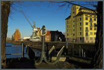 Unter der Bezeichnung  Wissenschaftshafen  wird der ehemalige Handelshafen in Magdeburg als Wissenschafts- und Forschungsstandort umgenutzt. Whrend der Speicher im Vordergrund bereits als Brogebude genutzt wird, sollen in den beiden <br><a href= http://www.staedte-fotos.de/bild/Deutschland~Sachsen-Anhalt~Magdeburg/60270/das-silo-handelshafen-west-im-magdeburg.html >Reichseinheitsspeicher</a> im Hintergrund einmal Wohnungen entstehen. (29.12.2017)