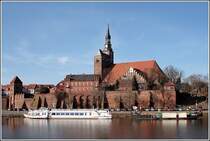 Hoch �berragt die St. Stephanskirche die Altstadt von Tangerm�nde. Unterhalb sind Teile der 10 bis 12 m hohen Stadtmauer mit dem Elbtor am linken Bildrand zu sehen. Aufnahmedatum: 10.02.2008