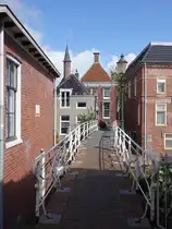Appingedam, Fu�weg von der Dijkstraat zur Schwerderstraat mit Turm der St. Nicolas Kirche (28.07.2017)