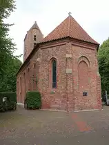 Bierum, niederl. Ref. St. Sebastian Kirche, erbaut im 13. Jahrhundert mit Satteldachturm (28.07.2017)