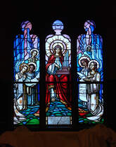 Biel/Bienne, rm.-kath. Kirche St. Marien (Maria Immaculata). Innenaufnahme mit schner Glasmalerarbeit in der Sdfront der neugotischen Oberkirche, 24. Dez. 2017, 15:07