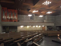 Biel/Bienne, rm.-kath. Kirche Christ-Knig, Betonbau 1967-68 von Walter Moser. Innenaufnahme der Kirche mit Blick von der 1. der 5 Bankreihen in Richtung Empore mit Orgel. Foto nach der Mitternachtsmesse vom 25. Dez. 2017, 00:28