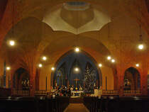 Biel/Bienne, rm.-kath. Kirche St. Marien (Maria Immaculata). 1926-29 von Adolf Gaudy in den Hang gestaffelte neugotische Doppelkirche. Innenaufnahme Richtung Norden und den eingezogenen Chor sowie Kuppel der Oberkirche, 24. Dez. 2017, 15:08