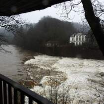 JANUAR-HOCHWASSER 2018 AM SIEG-WASSERFALL SCHLADERN
Wo man bei Niedrigwasser im Sommer gut die aufgeschichteten Felsbrocken,angefallen durch Sprengungen beim
Bau der Eisenbahnstrecke KLN-SIEGEN,sehen kann,waren am 4.1.2018 beim Hochwasser-Hchststand der
SIEG vom Aussichts-Pavillion oberhalb des Wasserfalls ungeheure Wassermassen zu sehen/hren....
