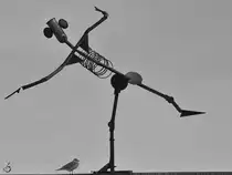 Ein surfender Blechmann auf der Hohenzollernbr�cke in K�ln. (Oktober 2011)