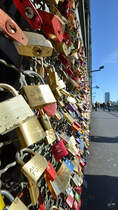 Reichlich Vorhngeschlsser an der Hohenzollernbrcke Kln. (Oktober 2011)