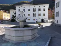 Salorno/Salurn, Rathaus und Marktbrunnen am Piazza Municipio (27.10.2017)