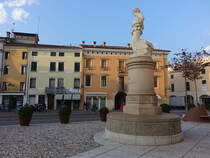 Schio, Piazza A. Rossi, Weber-Denkmal aus dem Jahr 1879 ist den Arbeitern von Alessandro Rossi gewidmet (27.10.2017)