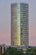 Abendrot hinter dem Hochhaus KlnTriangle. (Oktober 2011)