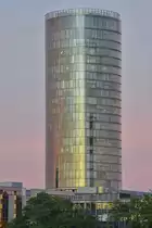 Abendrot hinter dem Hochhaus K�lnTriangle. (Oktober 2011)