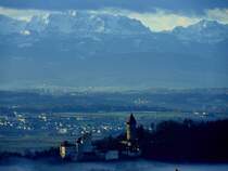 Burg-CLAM, erbaut 1149, ist vom Morgennebel umwoben, und dennoch sind im Hintergrund die Berge des Vorapenlandes erkennbar; 180105