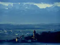 Burg-CLAM, erbaut 1149, ist vom Morgennebel umwoben, und dennoch sind im Hintergrund die Berge des Vorapenlandes erkennbar; 180105